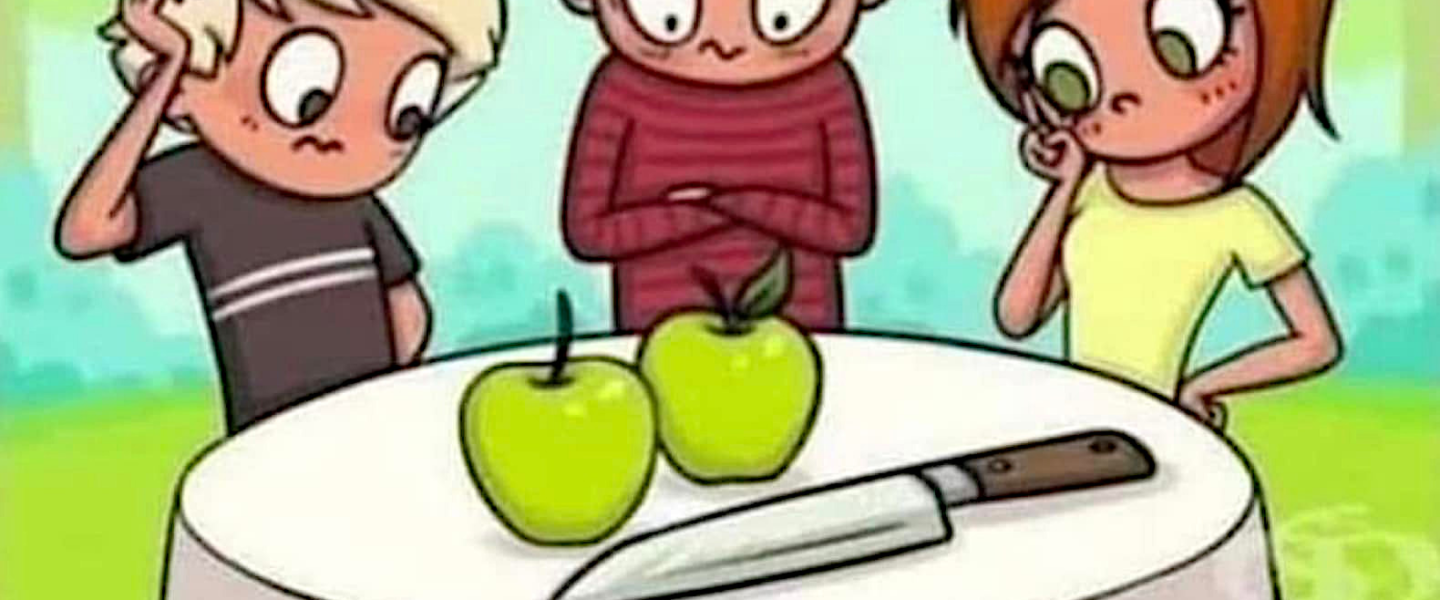 Tres niños pensando como repartirse tres manzanas.